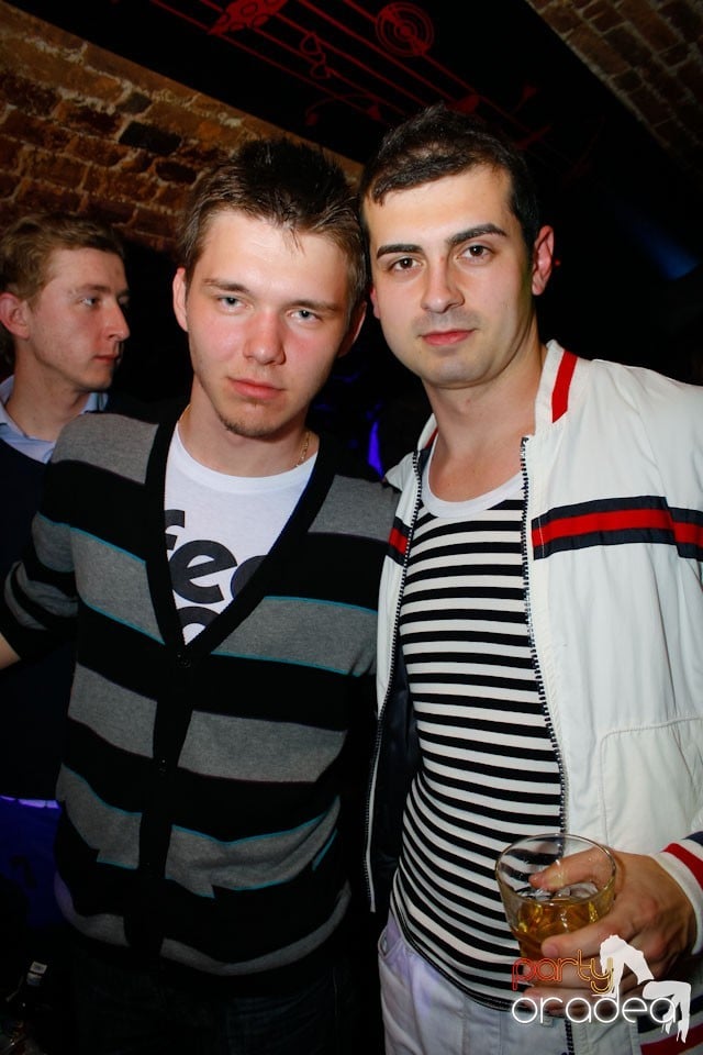 Miercuri seara e party în Club Escape, 