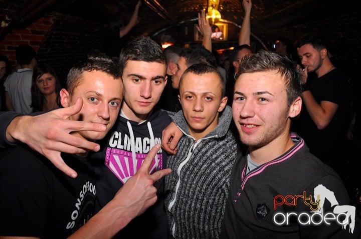 Miercuri seara în Club Escape, 