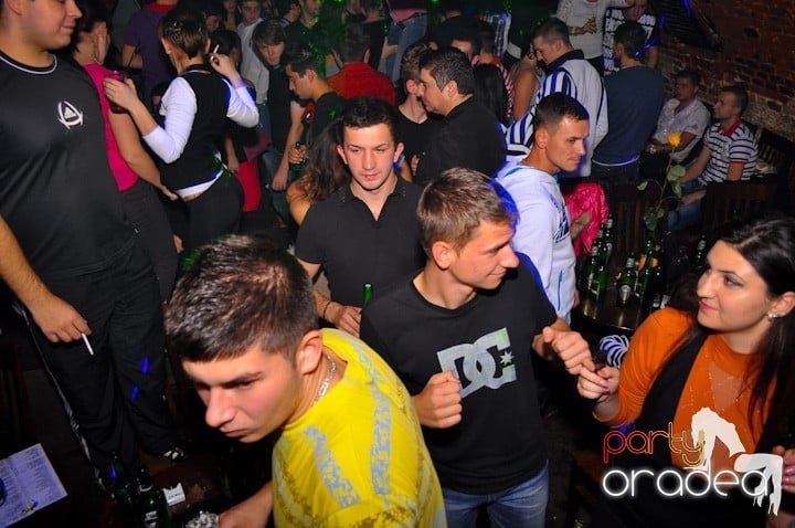 Miercuri seara în Club Escape, 