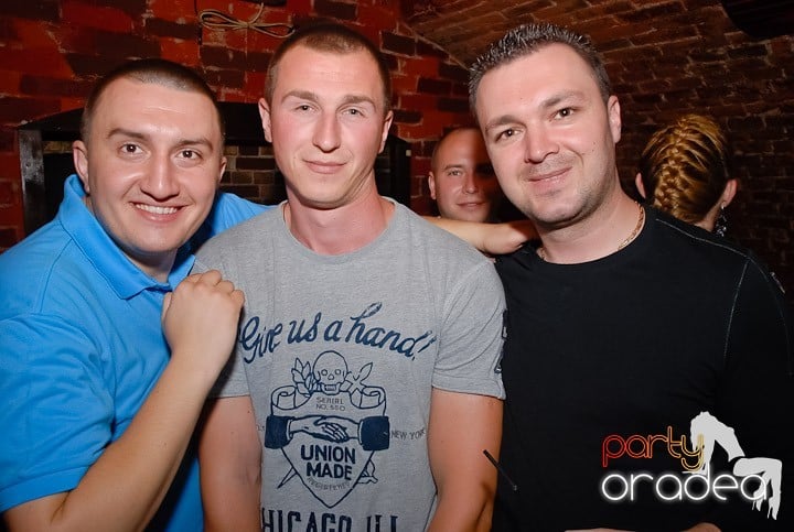 Miercuri seara în Club Escape, 