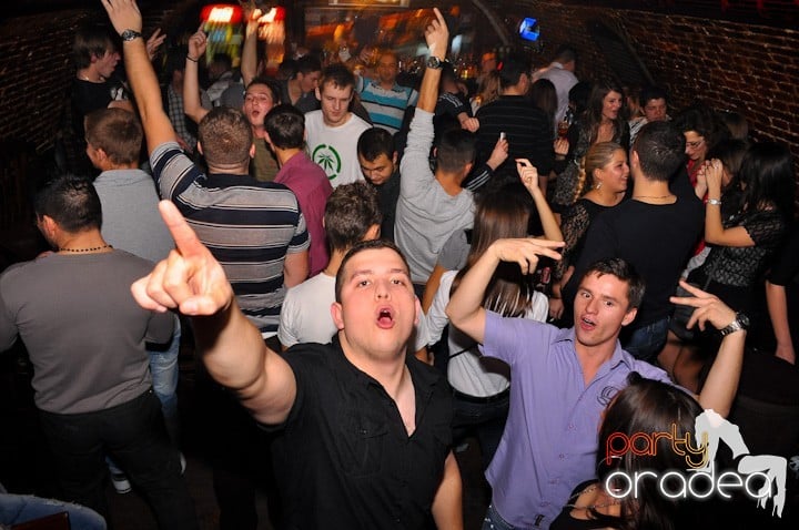 Miercuri seara în Club Escape, 