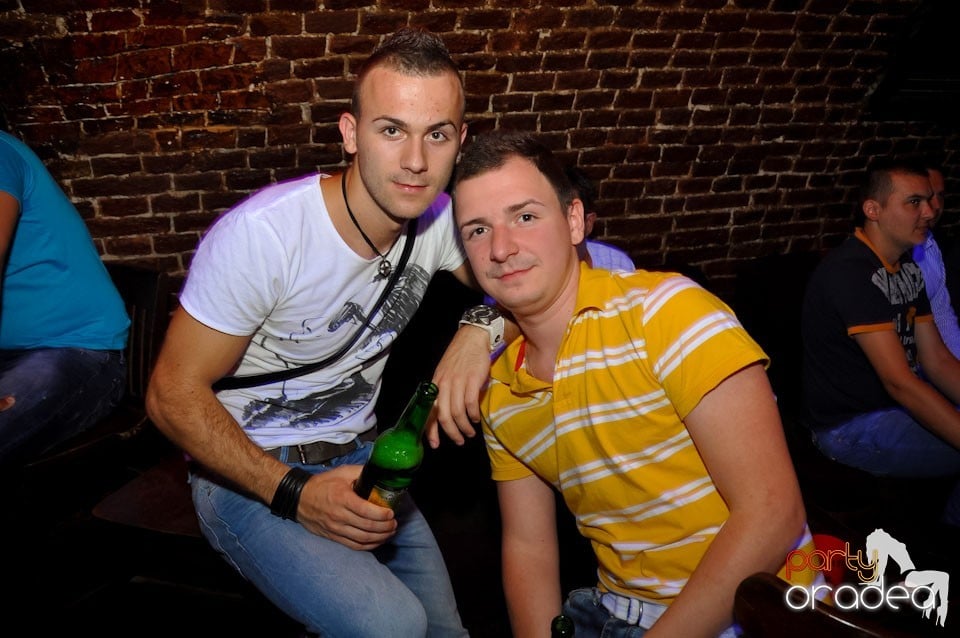 Miercuri seara în Club Escape, 