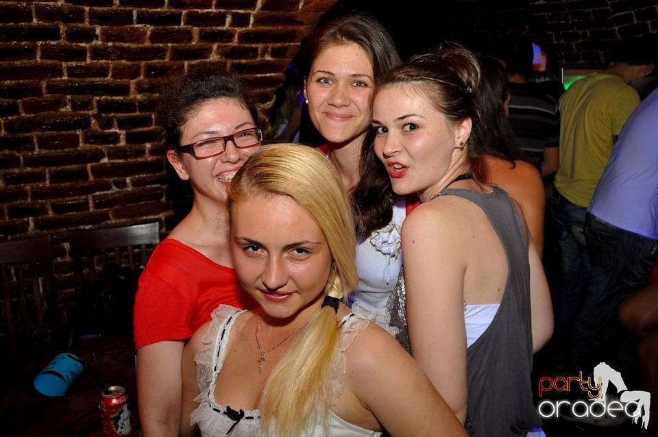 Miercuri seara în Club Escape, 