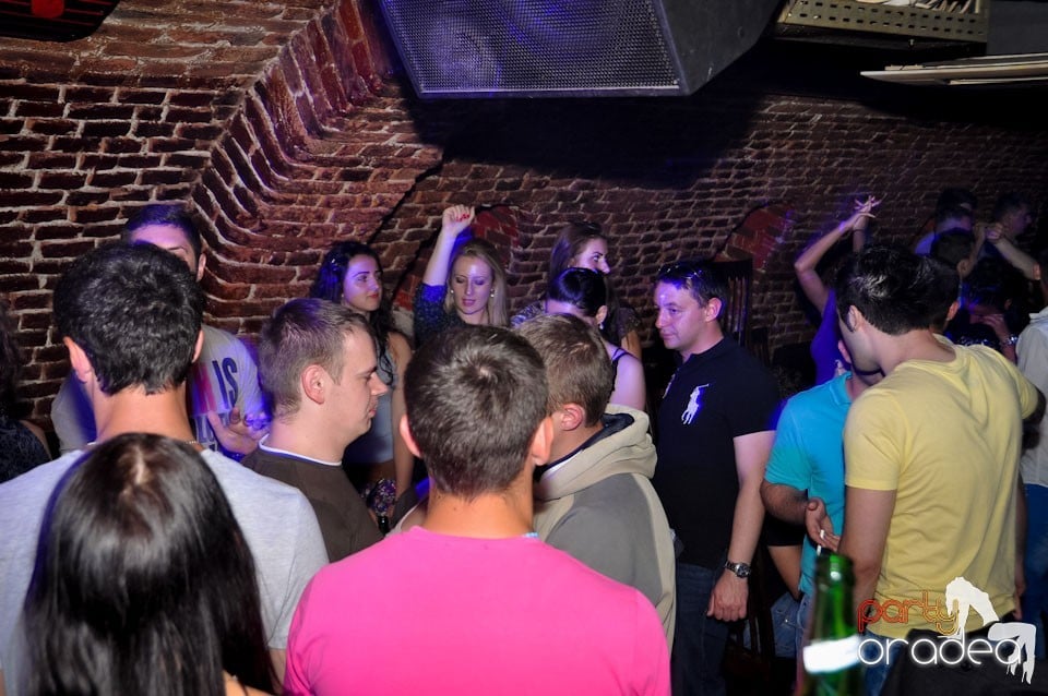 Miercuri seara în Club Escape, 