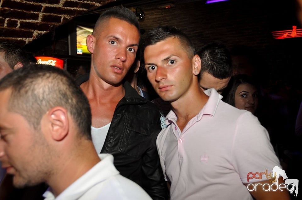 Miercuri seara în Club Escape, 