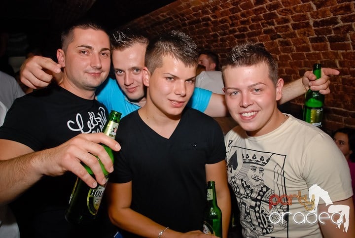 Miercuri seara în Club Escape, 