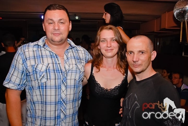 Muzică, distracţie şi voie bună în Club Seven, 