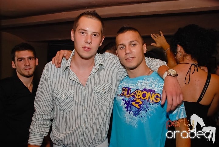 Muzică, distracţie şi voie bună în Club Seven, 