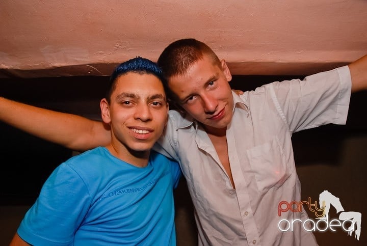 Muzică, distracţie şi voie bună în Club Seven, 