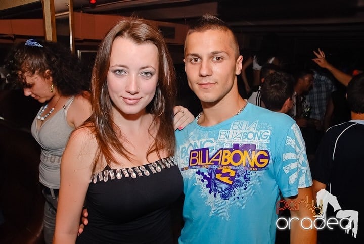 Muzică, distracţie şi voie bună în Club Seven, 