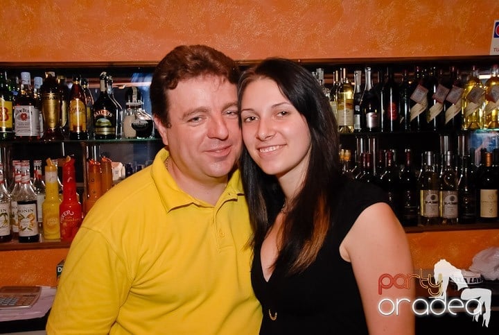 Muzică, distracţie şi voie bună în Club Seven, 