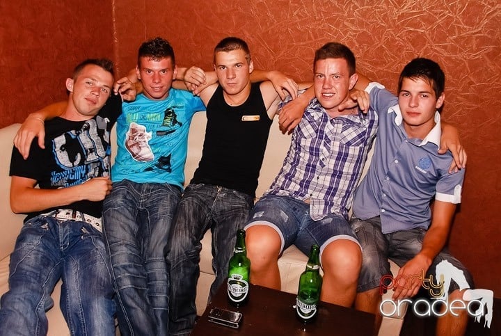 Muzică, distracţie şi voie bună în Club Seven, 