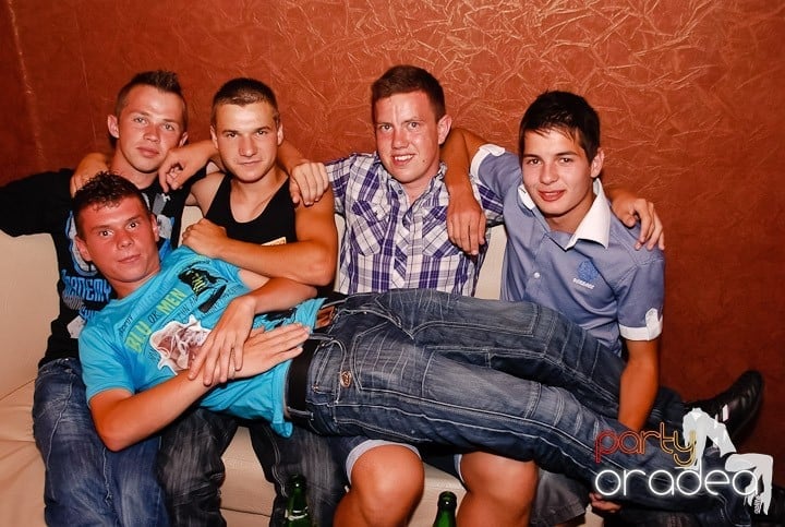 Muzică, distracţie şi voie bună în Club Seven, 