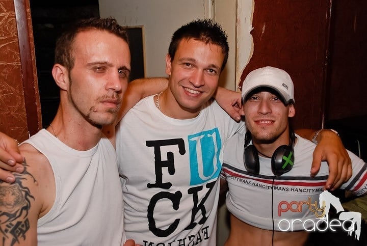 Muzică, distracţie şi voie bună în Club Seven, 