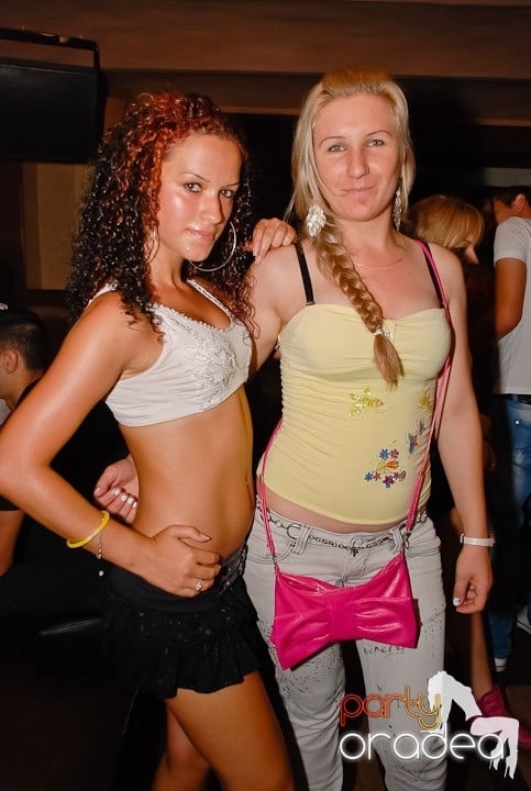 Muzică, distracţie şi voie bună în Club Seven, 