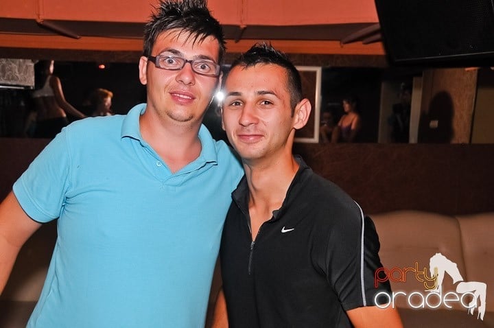 Muzică, distracţie şi voie bună în Club Seven, 