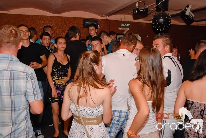 Muzică, distracţie şi voie bună în Club Seven, 