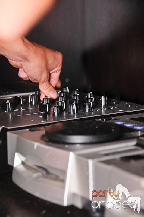 Muzică, distracţie şi voie bună în Club Seven, 