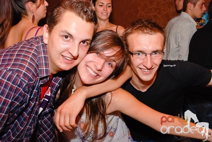 Muzică, distracţie şi voie bună în Club Seven, 