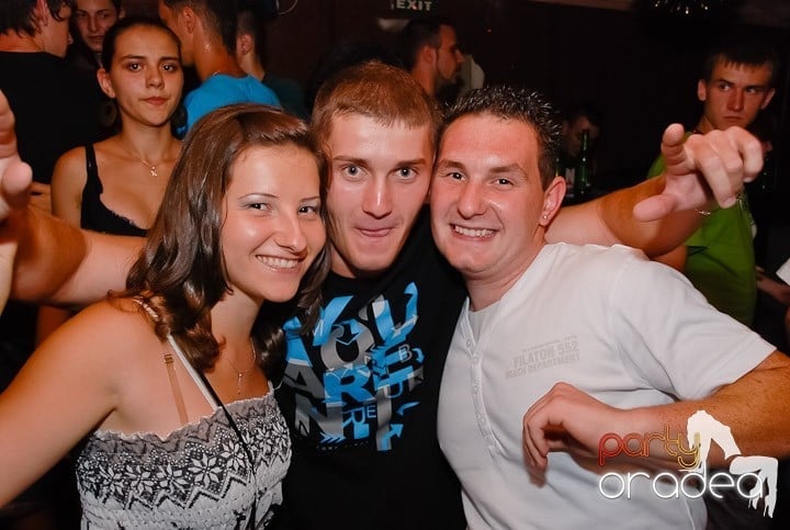 Muzică, distracţie şi voie bună în Club Seven, 