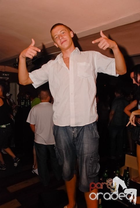 Muzică, distracţie şi voie bună în Club Seven, 