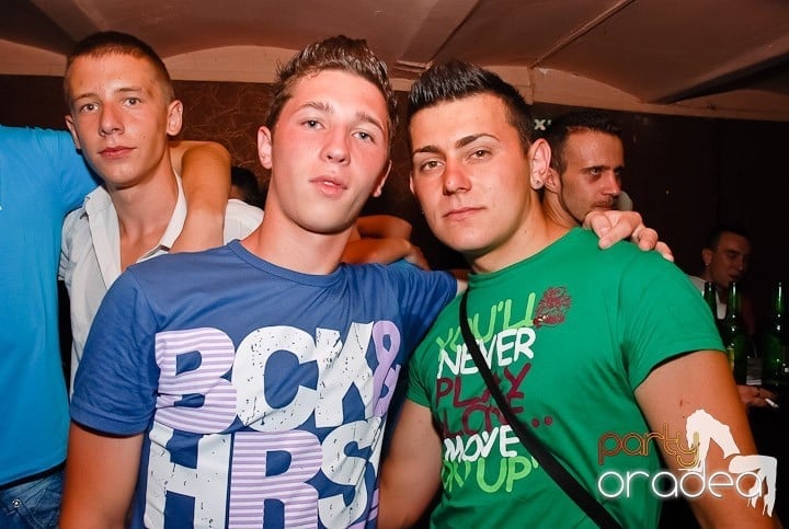 Muzică, distracţie şi voie bună în Club Seven, 