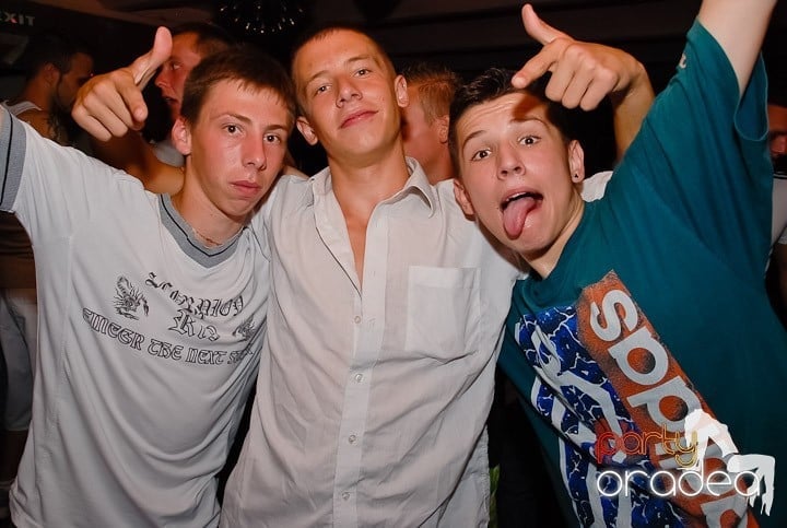 Muzică, distracţie şi voie bună în Club Seven, 