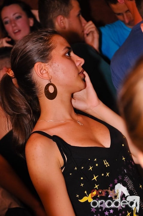 Muzică, distracţie şi voie bună în Club Seven, 