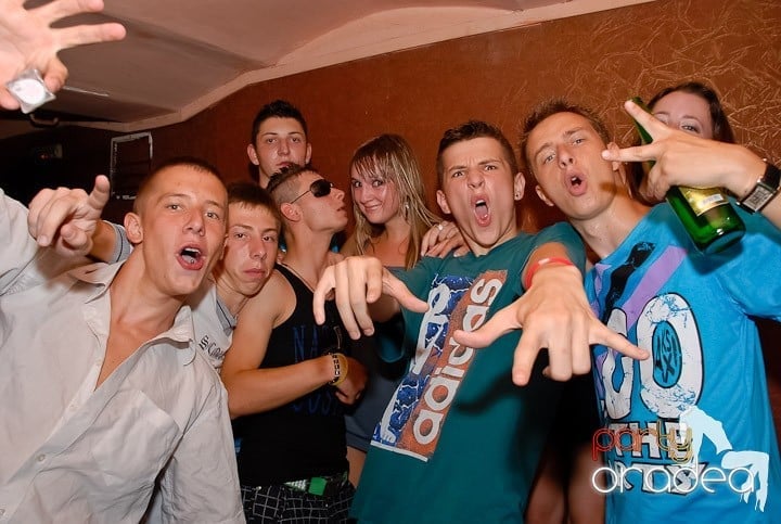 Muzică, distracţie şi voie bună în Club Seven, 