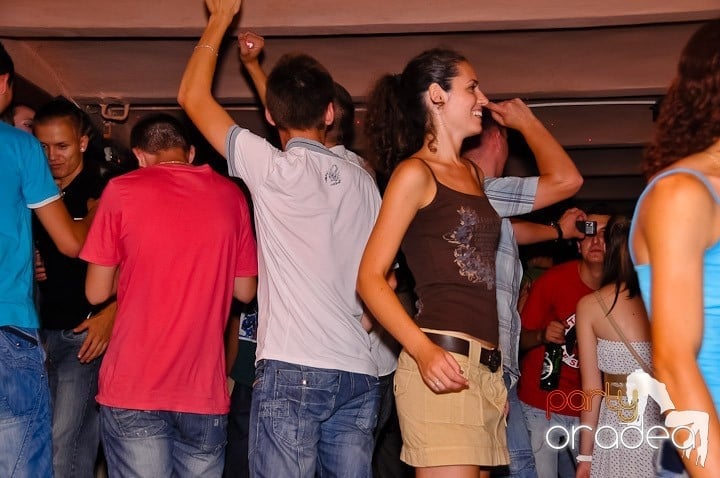 Muzică, distracţie şi voie bună în Club Seven, 