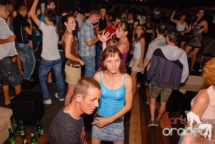 Muzică, distracţie şi voie bună în Club Seven, 