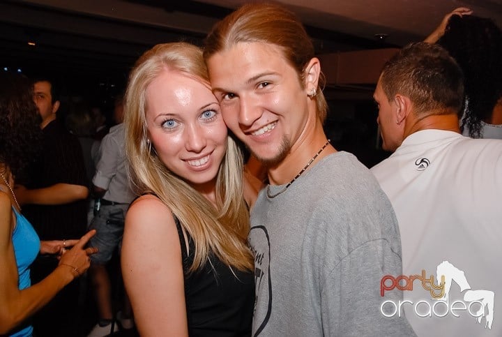 Muzică, distracţie şi voie bună în Club Seven, 