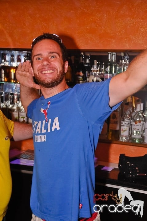 Muzică, distracţie şi voie bună în Club Seven, 