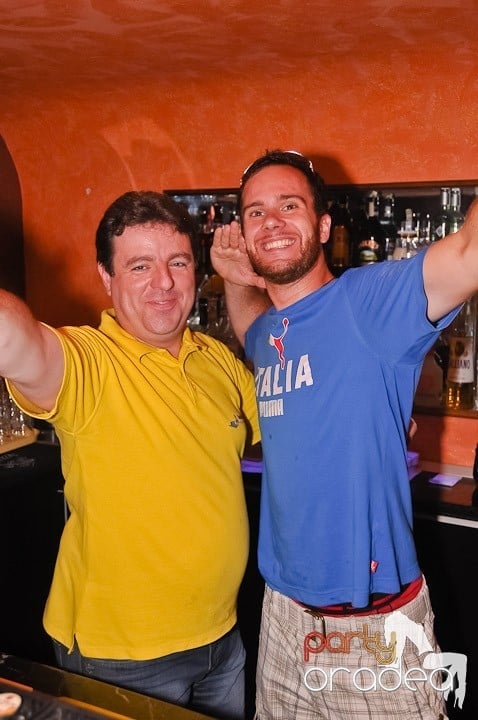 Muzică, distracţie şi voie bună în Club Seven, 