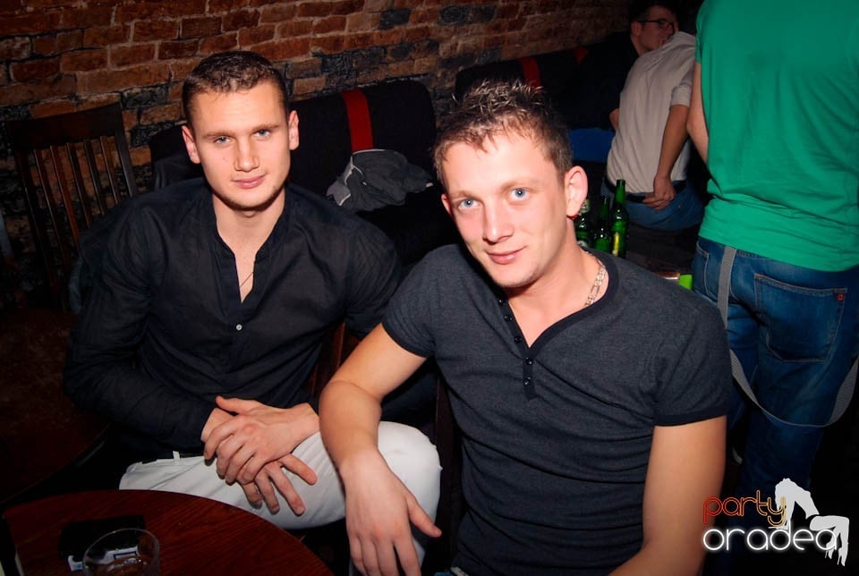 Muzică şi dans în Club Escape, 