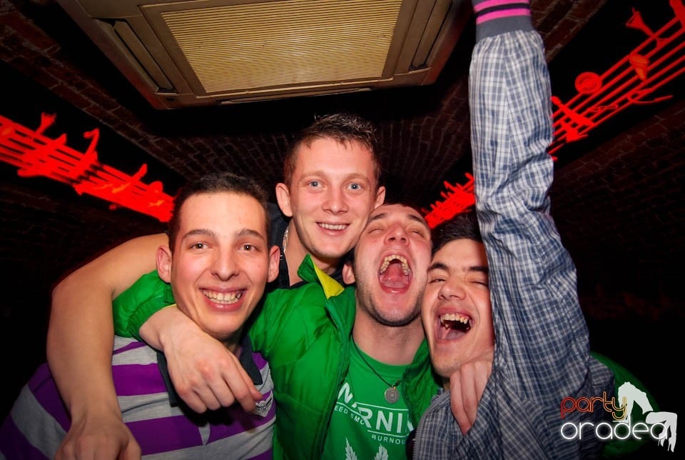 Muzică şi dans în Club Escape, 