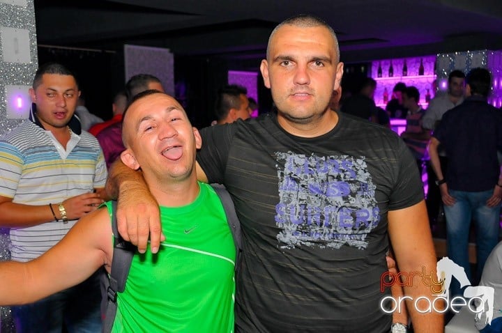 Nebunie în Club Life, 