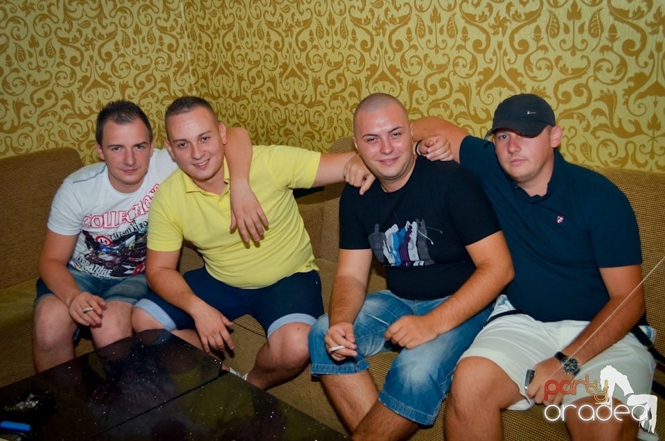 Nebunie în Club Life, 