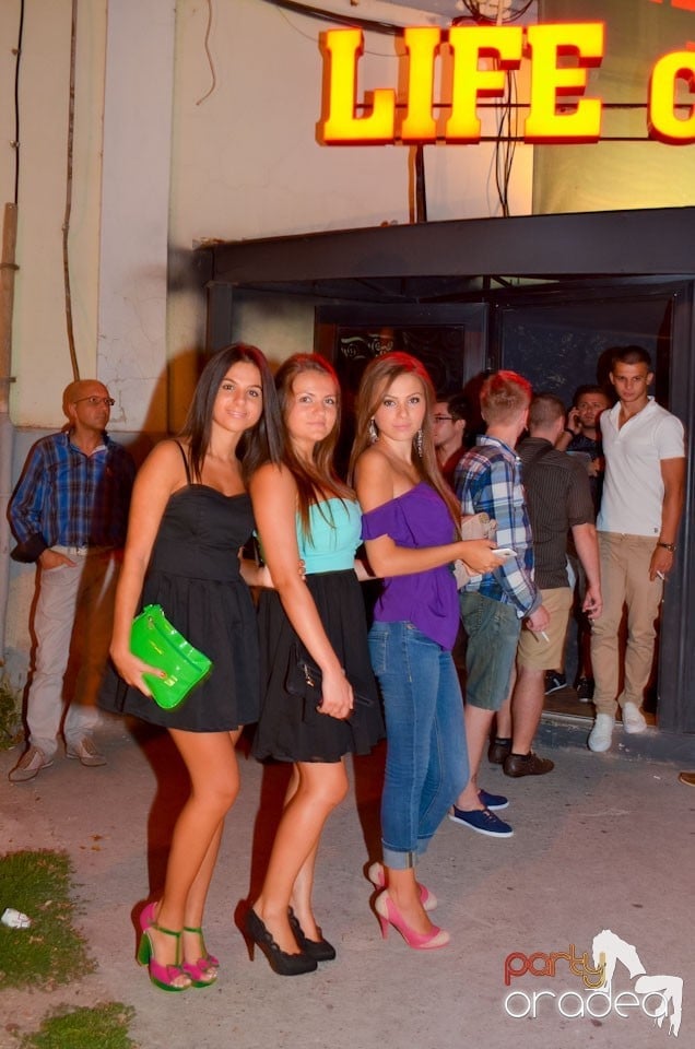 Nebunie în Club Life, 