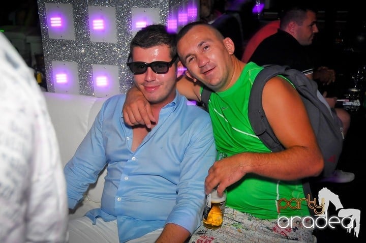 Nebunie în Club Life, 