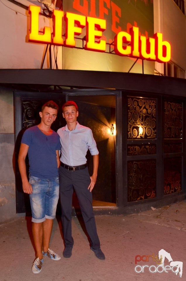 Nebunie în Club Life, 