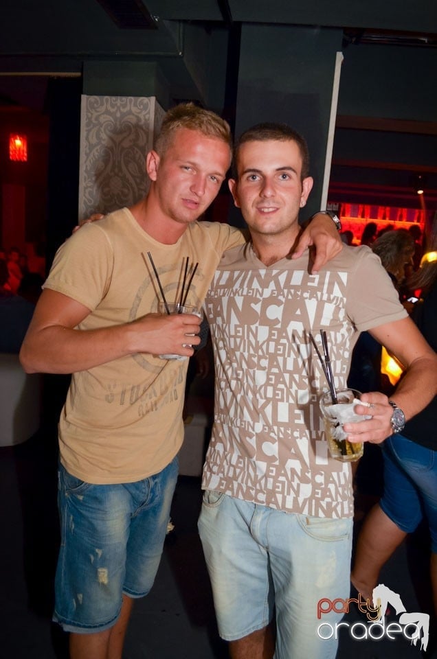 Nebunie în Club Life, 