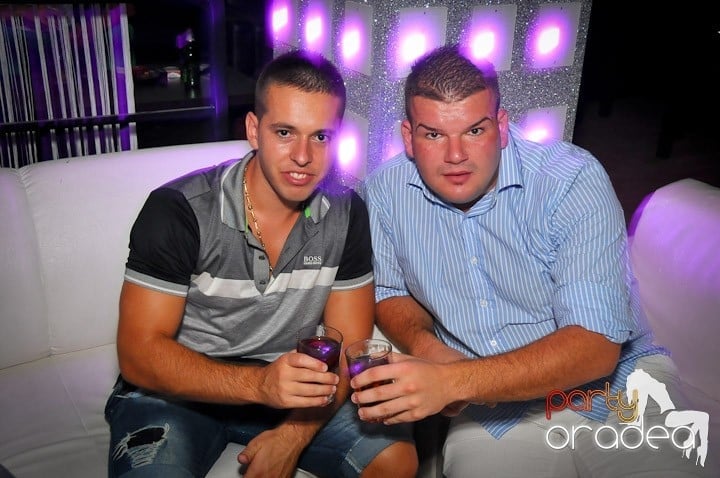 Nebunie în Club Life, 