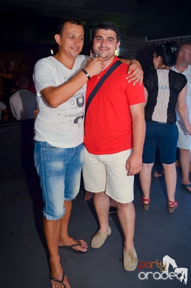 Nebunie în Club Life, 