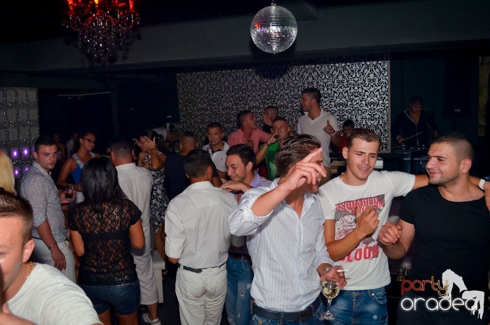 Nebunie în Club Life, 