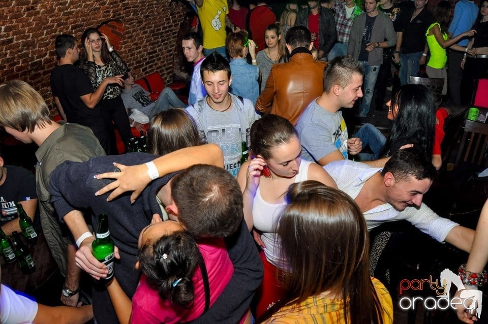 NMD Student's Party cu DJ Dewil în Escape, 