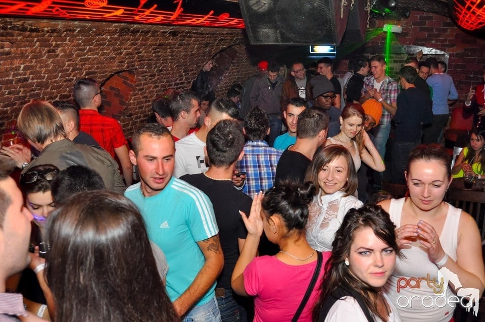 NMD Student's Party cu DJ Dewil în Escape, 