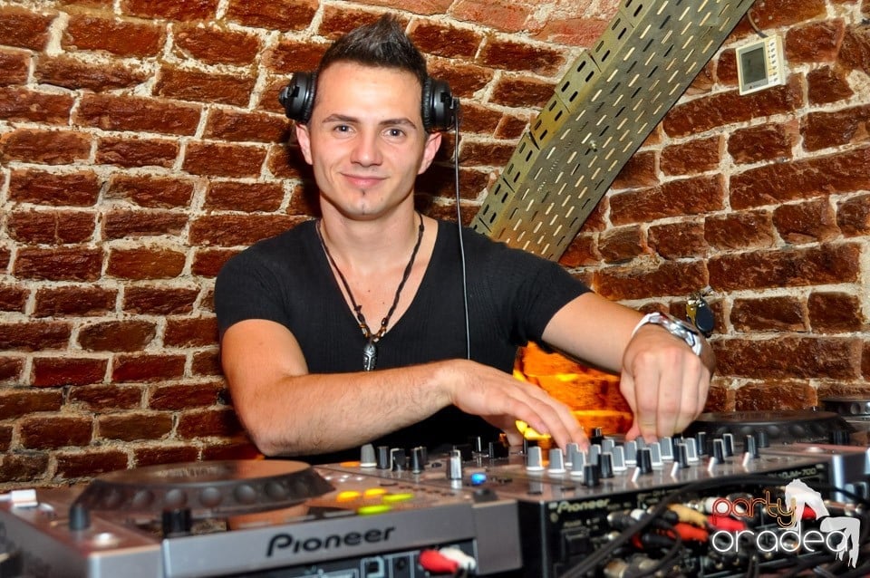 NMD Student's Party cu DJ Dewil în Escape, 