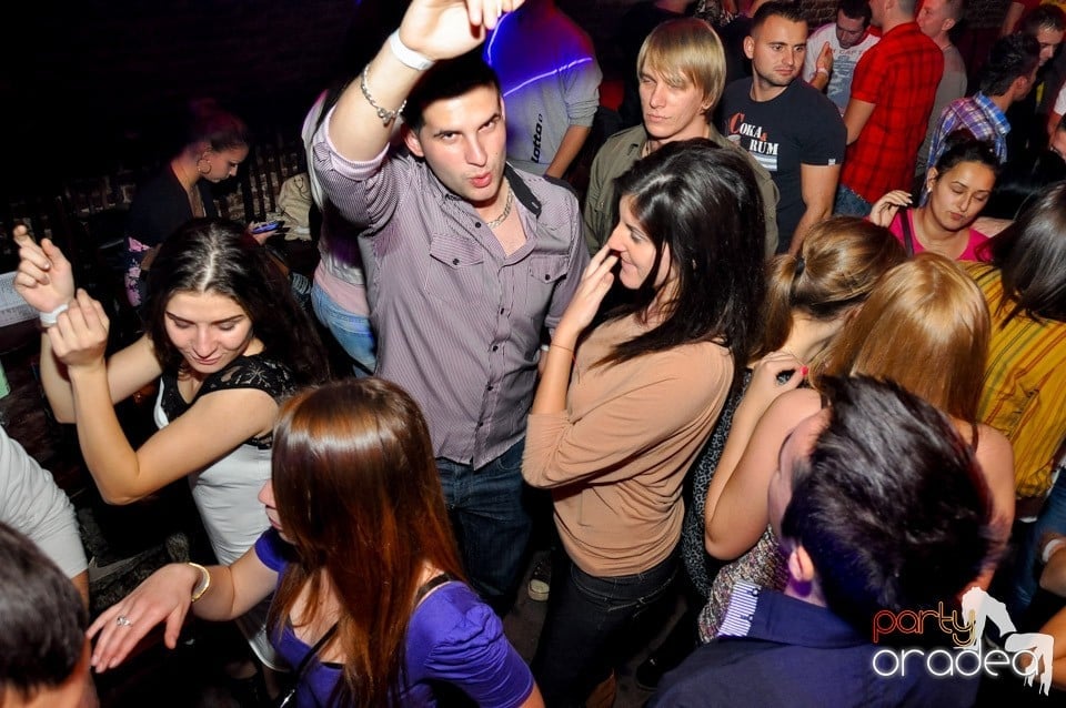 NMD Student's Party cu DJ Dewil în Escape, 