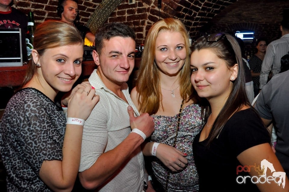 NMD Student's Party cu DJ Dewil în Escape, 